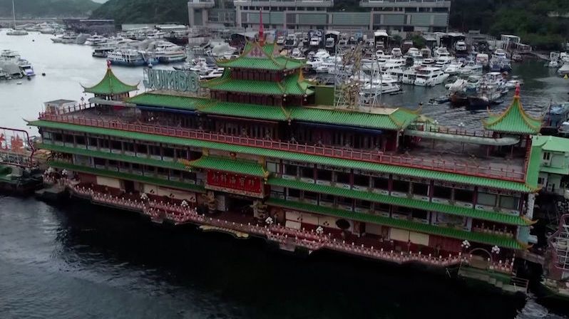 Kultovní hongkongská plovoucí restaurace Jumbo šla ke dnu